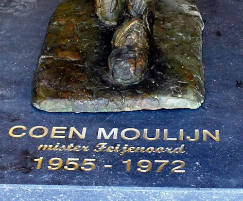 Bronzen beeld van Coen Moulijn detail van de sokkel